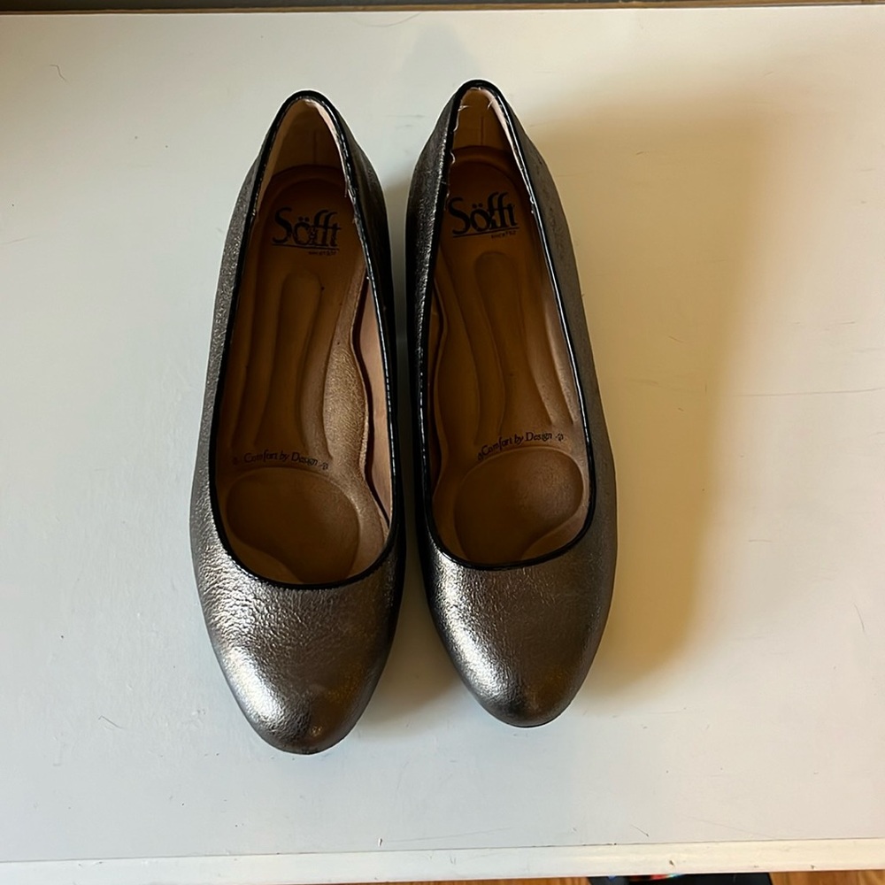 Sofft gold flats. Size 6
